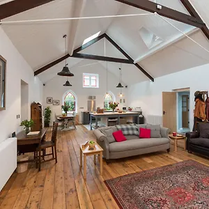 Chester's Only Tin Chapel - Unique, Spacious 2 Bedrooms, Garden And Free Parking Chester