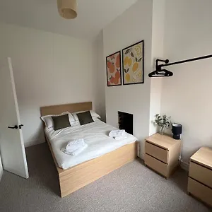 Altrincham Terrace - 2 Bedroom House - Free Parking - Sleeps 6 - Near Tram Stop Manchester